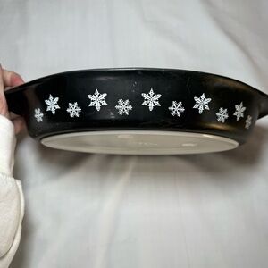 Vtg. Pyrex Snowflake Divided  1 1/2 qt Casserole Dish Black w Snowflakes No Lid